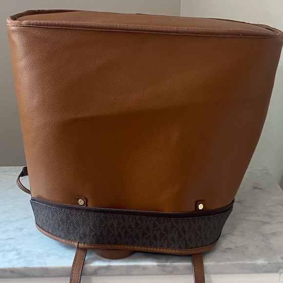 Michael Kors Brown Tote Bag with Elegant Design - Picture 5 of 9